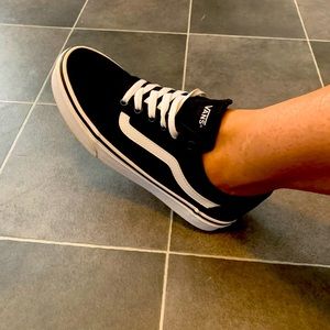 Like New Women’s Vans ward lo size 8.5 black